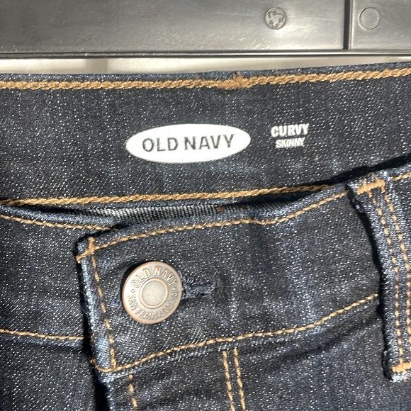 Old Navy Curvy Frayed Hem Skinny Capri Jeans - Picture 5 of 8